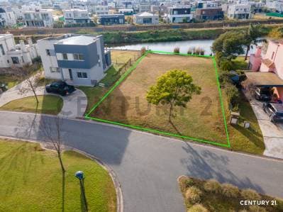 Lote al agua con salida directa al espejo – El Cantón Golf | Nuevo Precio – Oportunidad - 4