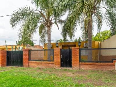 Venta casa de 2 dormitorios con pileta en Soldini - 2
