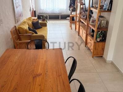CASA EN VENTA DE TRES DORMITORIOS CON PARQUE, COCHERA Y PILETA EN LA PLATA - 3