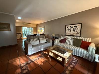 Casa Familiar en Venta, con Pileta y Garage, Bella Vista. - 3