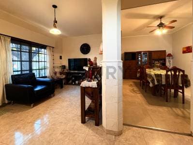 Venta Casa de 2 Dormitorios + comodín con quincho y jardin en Belgrano, Rosario - 4