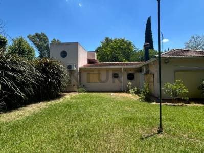 Casa en Villa Elisa . Amplio terreno, pileta y cancha de tennis. - 4