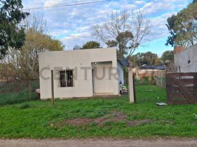 Venta - Casa sobre lote en Barrio Felix U Camet - Principal