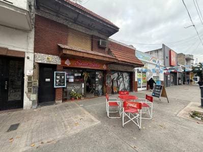 OPORTUNIDAD de inversión con locales comerciales y vivienda en Parque Avellaneda - Principal