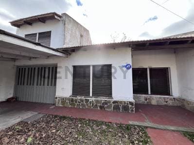 Calle 140 e/ 56 y 57 | Casa en venta de 3 Dormitorios a refaccionar - Principal