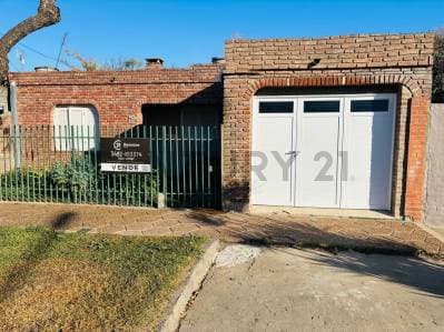 En Venta: Hermosa Casa Familiar de 3 Dormitorios con Hogar, Garage y Pileta en Humboldt - Principal