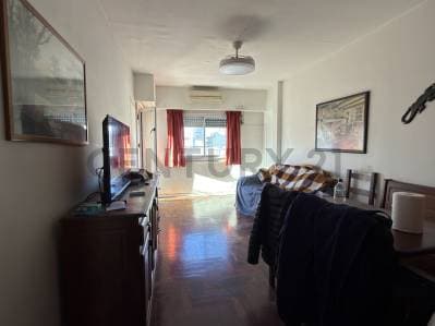 Villa Devoto- Departamento 3 ambientes al frente con balcón.- - 2