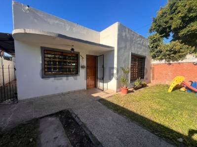 VENTA CASA 3 AMBIENTES CON PARQUE Y PILETA EN JOSE C PAZ - APTO CREDITO - Principal