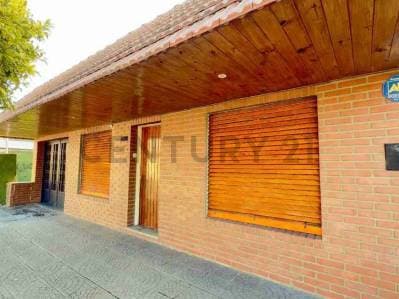 Casa dos dormitorios con cochera y quincho en venta - Villa Elvira - 2