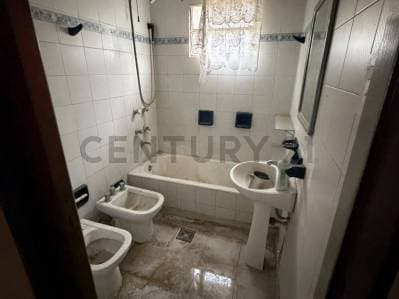 Casa en venta en Ringuelet a refaccionar con 2 dormitorios y parque - 4