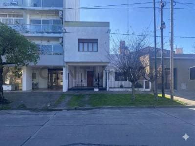 25 Y 43 - VENTA CASA 3 DORMITORIOS COCHERA Y PATIO - Principal