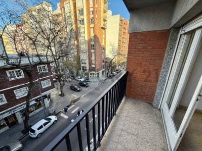 Monoambiente con balcón al frente en Plaza Mitre - 3