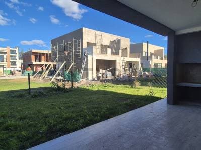 Casa tipo Dúplex 5 ambientes con jardín privado en Pilar - 2