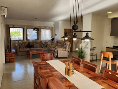 Residencia de diseño moderno con quincho, patio y cochera doble en barrio exclusivo - 3