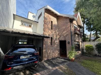 Casa Familiar en Venta, con Pileta y Garage, Bella Vista. - 2