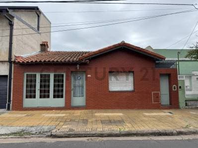 OPORTUNIDAD!!! CASA Nuevo Valor usd 90.000 A cuadras del centro comercial de Lourdes - Principal