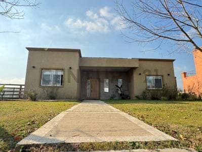 VENTA CASA 4 AMBIENTES CON PILETA SANTA ISABEL 2 - 4
