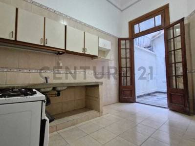 PH de 4 ambientes con doble patio, 2 baños completos y entrada de servicio en edificio de época. - 3