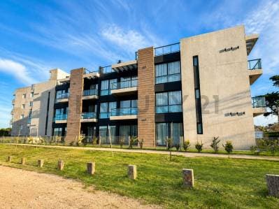 Venta departamento 2 ambientes Mar de Ostende Pinamar complejo Vista al Mar con cochera cubierta - Principal