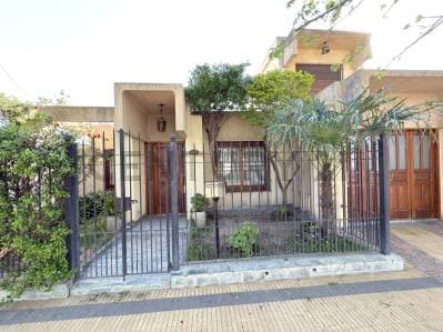 Hermosa casa de tres habitaciones, con pileta y jardín en zona Sagrado Corazón – Venado Tuerto - Principal