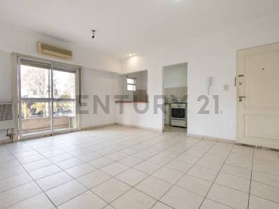 Departamento en venta en La Plata de 2 dormitorios al frente con cochera - Principal
