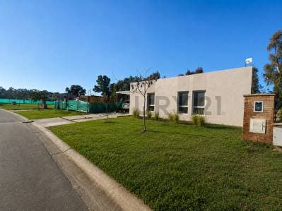 Venta casa en 1 Planta con Pileta, Lote Central, Barrio Santa Emilia, PILAR - 3