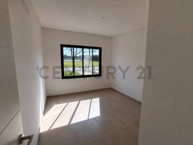 VENTA CASA 5 AMBIENTES EN UNA PLANTA VISTA AL AGUA BARRIO ISLAS EL CANTÓN ESCOBAR - 5