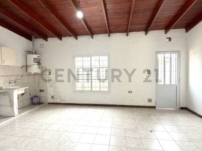 Departamento 2 ambientes con patio e ingreso para vehículo. VENADO TUERTO - 3