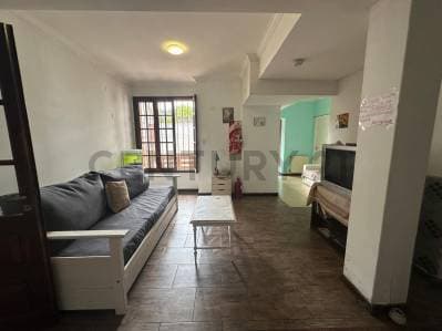 Casa multifamiliar en terreno propio con patio y cochera - 5