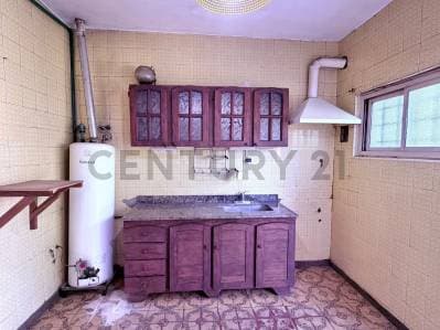 Venta de casa 3 ambientes apta crédito en esquina con jardín y cochera en San Antonio de Padua, Merl - 3
