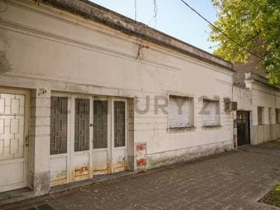 18 entre 40 y 41 CASA 3 DORMITORIOS Y PARQUE EN VENTA A REMODELAR LA PLATA AVENIDA 19 - Principal