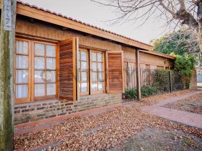 Casa dos dormitorios Frente a Plazoleta en una de las Mejores Zonas de Gonnet - Principal