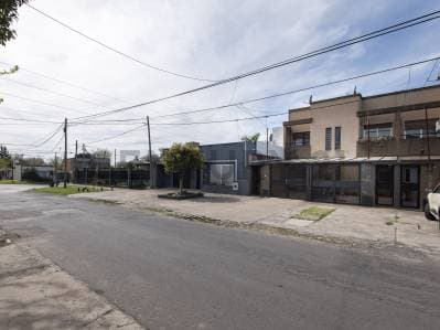 VENTA DE DUPLEX CON PARQUE Y PILETA EN EXCELENTE ZONA DE LA CIUDAD DE LA PLATA.- - 2