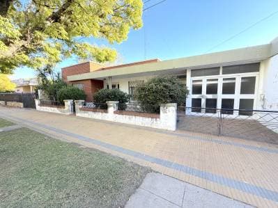 GRAN PROPIEDAD CENTRICA EN MURPHY, AMBIENTES AMPLIOS Y GRAN TERRENO. - 3