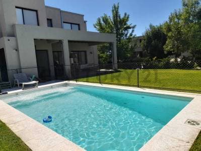 Venta de casa 5 ambientes en esquina Barrio Castaños - Nordelta - 2