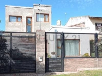 VENTA CASA 3 AMBIENTES CON PARQUE Y PISCINA NECOCHEA QUEQUEN - Principal