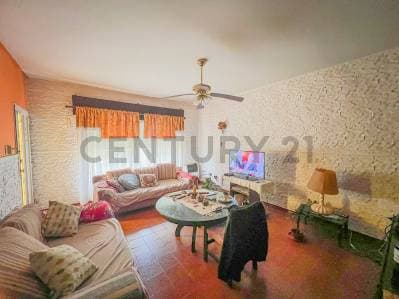 CASA EN VENTA EN CASTELAR EXCELENTE UBICACION APTO CREDITO - 4