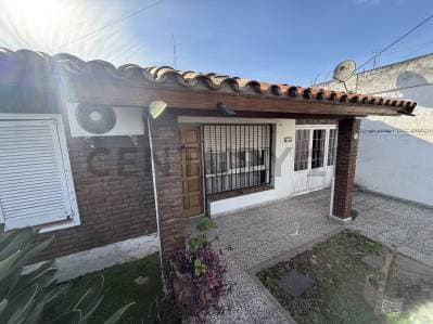 Venta casa 3 amb con Pileta y jardín en Isidro Casanova - Principal