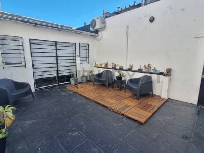 Venta de Casa 4 ambientes (tipo PH) con Patio y Terraza, Apto Crédito en Banfield, Lomas de Zamora. - Principal