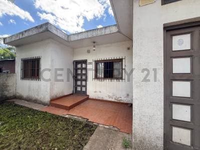 Casa 4 ambientes con parque y cochera. Barrio Parque Camet - Principal