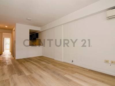 Venta Departamento de 2 Dormitorios con doble balcón y cochera en Abasto, Rosario - 2