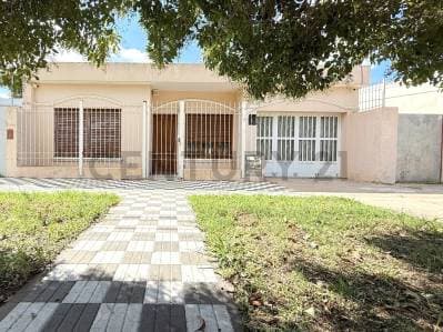 Casa de 2 dormitorios con cochera doble. VENADO TUERTO. - Principal