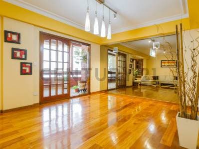 VENTA – PISO DE 5 AMBIENTES C/ PATIOS, QUINCHO, BALCON, DEPENDENCIA, 2 COCHERAS Y BAULERA - APTO CRE - 3