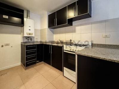 Venta Departamento de 2 Dormitorios con doble balcón y cochera en Abasto, Rosario - 3