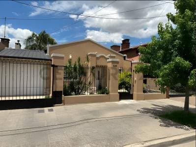 Excelente Casa 4 ambientes en V. Luzuriaga, - Principal
