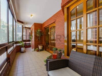 VENTA – PISO DE 5 AMBIENTES C/ PATIOS, QUINCHO, BALCON, DEPENDENCIA, 2 COCHERAS Y BAULERA - APTO CRE - 4
