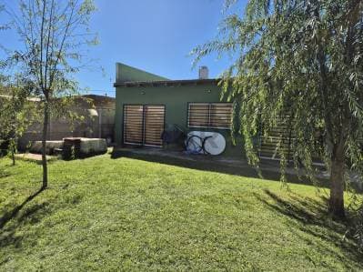CASA CON JARDÍN Y PILETA EN LOTE PROPIO – LEVENE, CAÑUELAS - Principal