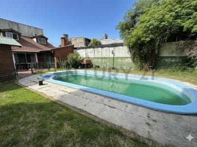 Venta casa en Berazategui con jardín, piscina y garage - Principal