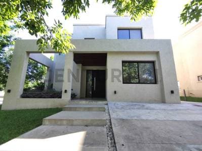 Venta de casa 5 ambientes en esquina Barrio Castaños - Nordelta - Principal