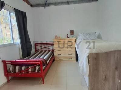 Venta - Casa sobre lote en Barrio Felix U Camet - 5